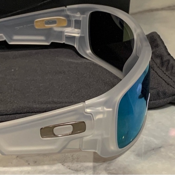 Oakley Crankshaft Violet Iridium Polarized Lenses, Matte Clear Frame NWT $187 - Picture 2 of 9